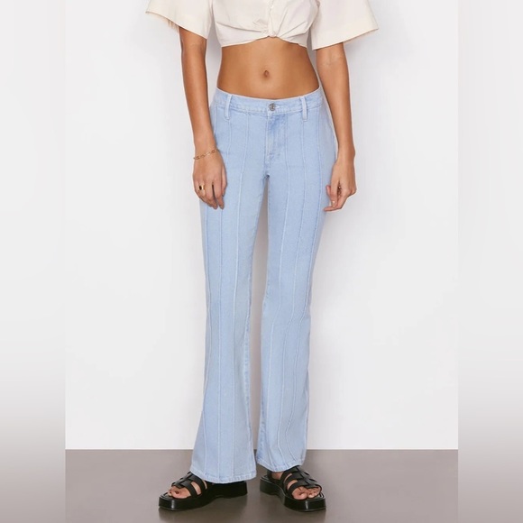 FRAME PINTUCK LOW RISE FLARE IN VANDERBILT​​ - Picture 2 of 9